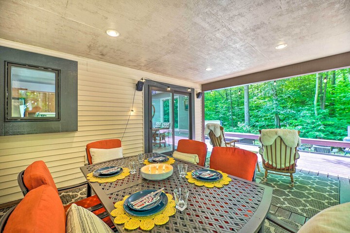 Cozy Whitehall Hideaway w / Hot Tub + Chiminea!