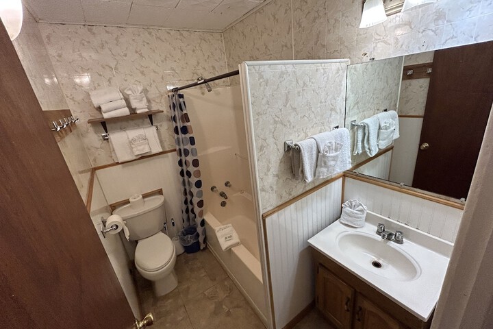 Room 70 of 213