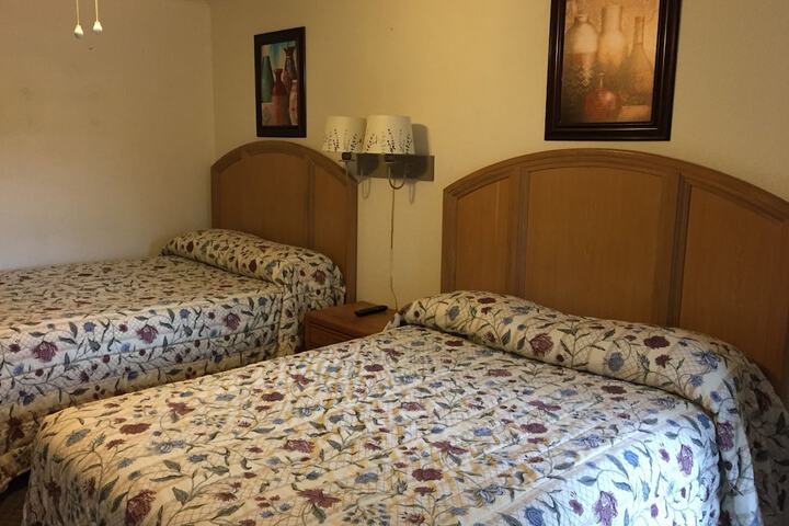 Phillips Historic Motel & Cottages