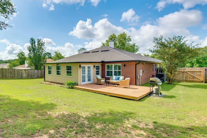 Spacious Home w / Sunroom 15 Mi to Pensacola!