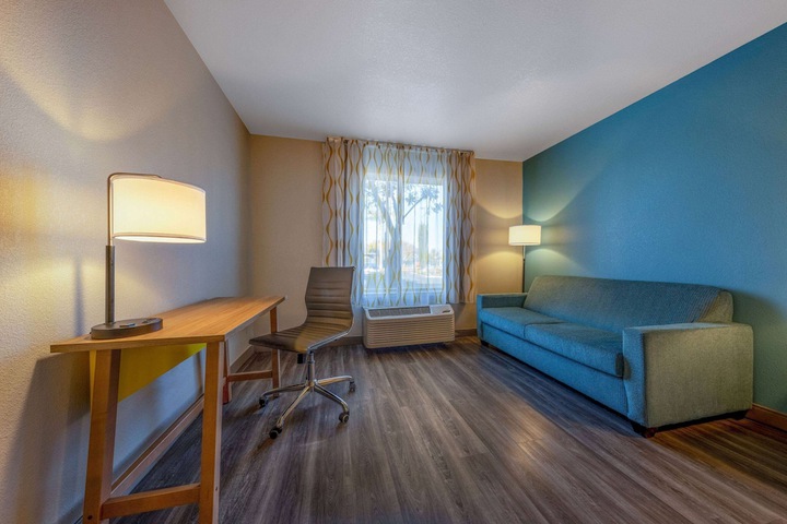 Days Inn by Wyndham Lathrop