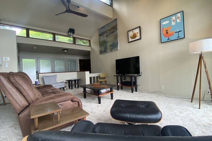 PNW MCM 155ft Private Waterfront Gem on Raft Island w / Hot Tub 3 Bedroom Home by RedAwning