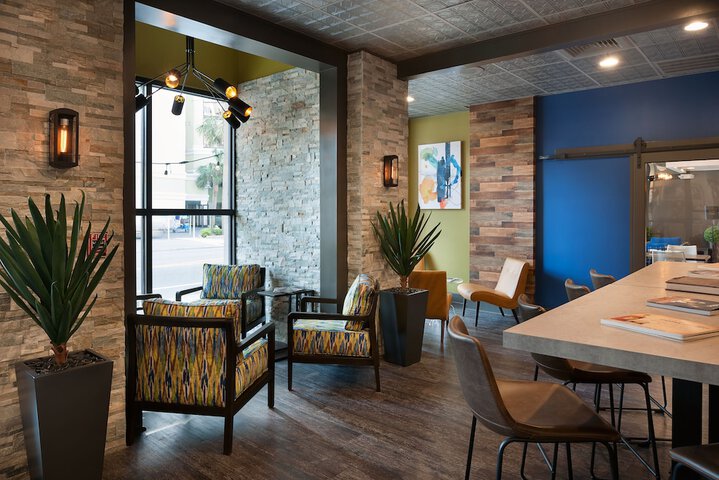 Lounge 109 of 129
