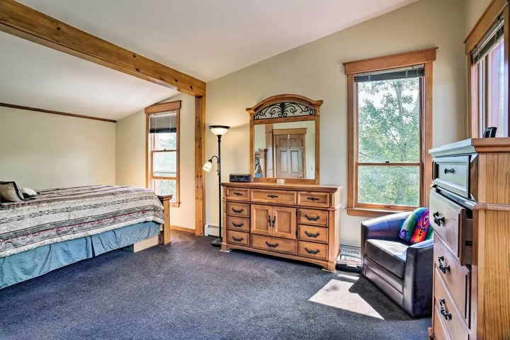 Cozy Home w / Deck & Mtn Views Walk to Casinos