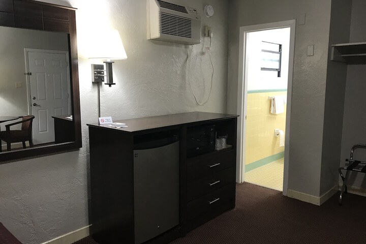 Room 33 of 38