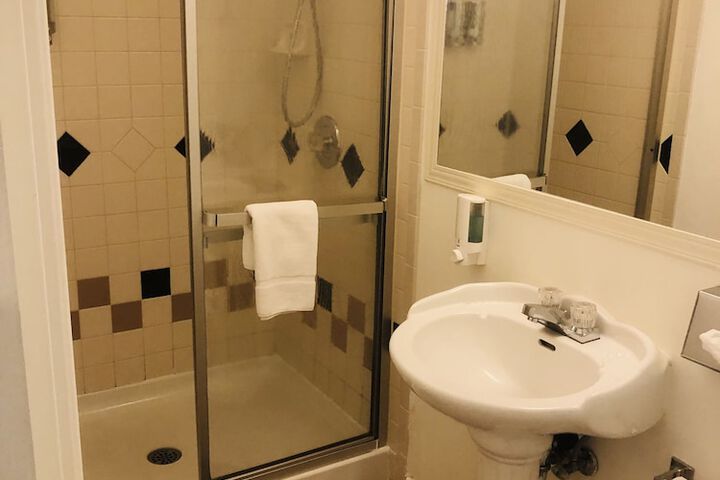 Room 16 of 32