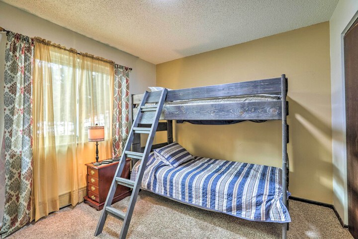 Scenic Woodland Park Cottage w / Deck + Grill!
