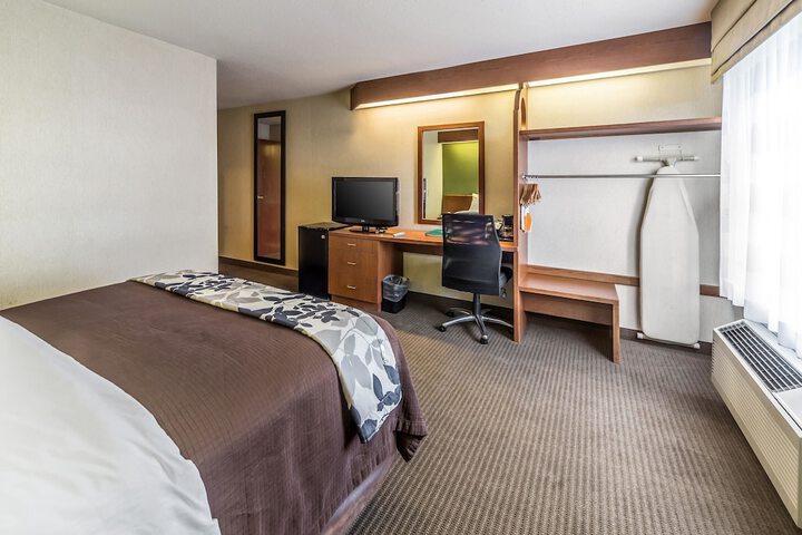 Room 27 of 61