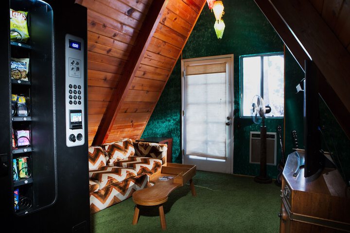 Room 23 of 77