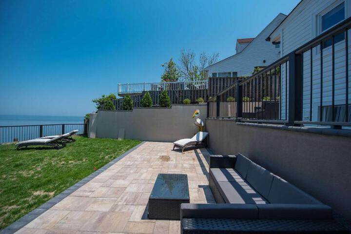 Coastal Retreat: Waterfront Deck, Awesome Views