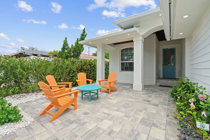 Sardinia Vacation Rental: Delightful Coastal Home near Vanderbilt Beach. Relax in a Private Pool and Spacious 4-BR Retreat with Modern Amenities. Ideal for Families. Minutes from Mercato and Local Attractions