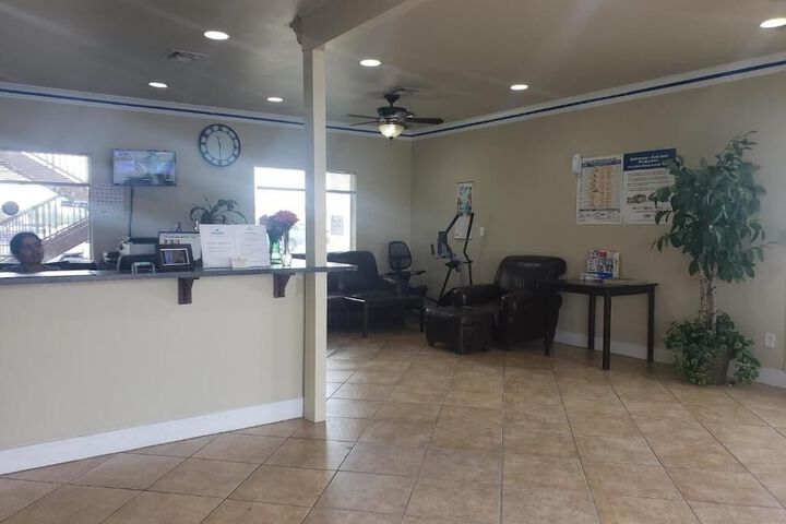 Crossroads Inn & Suites