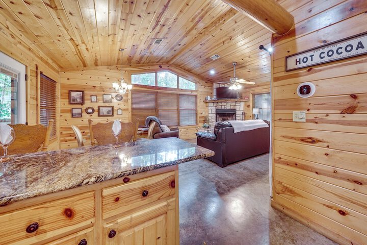 Hot Tub & Deck: Broken Bow azalea House'