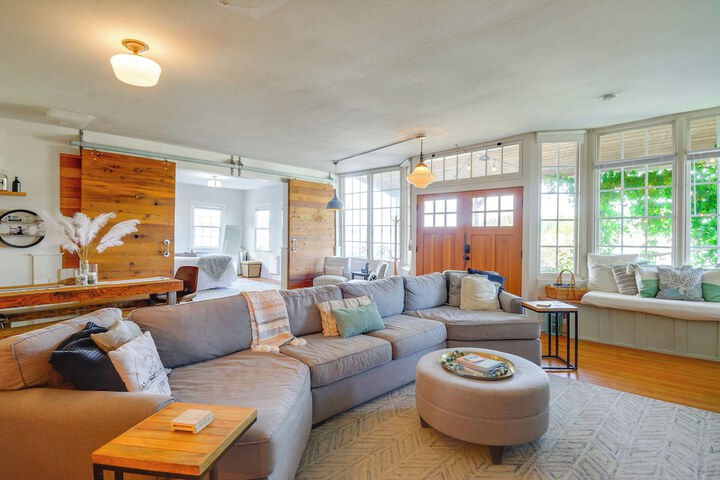 Gig Harbor House w / Private Beach + Views!