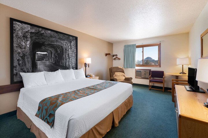 Super 8 by Wyndham Hill City / Mt. Rushmore/ Area