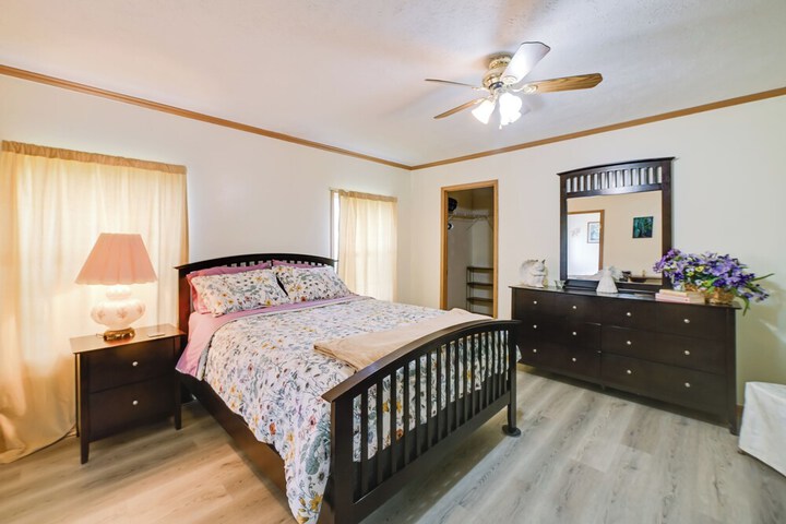 Warm & Inviting Family Home - 2 Mi to Golf Course!