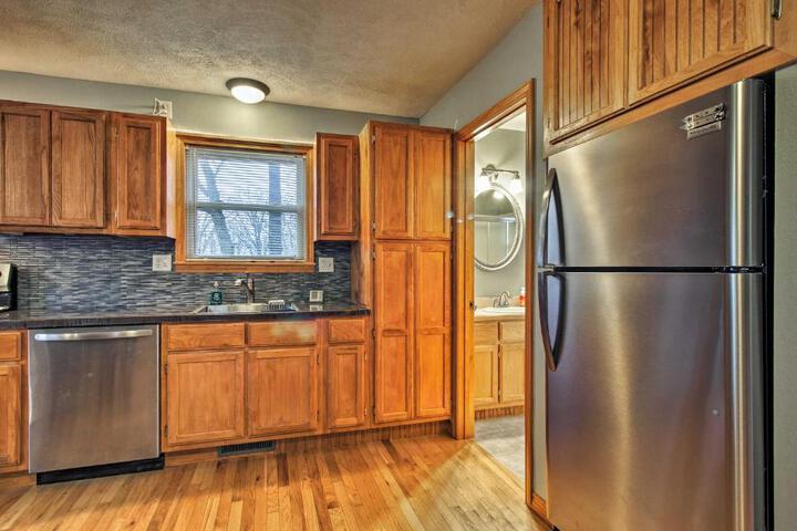 Stockton Lake Escape w / Kitchen Half Mile to Lake