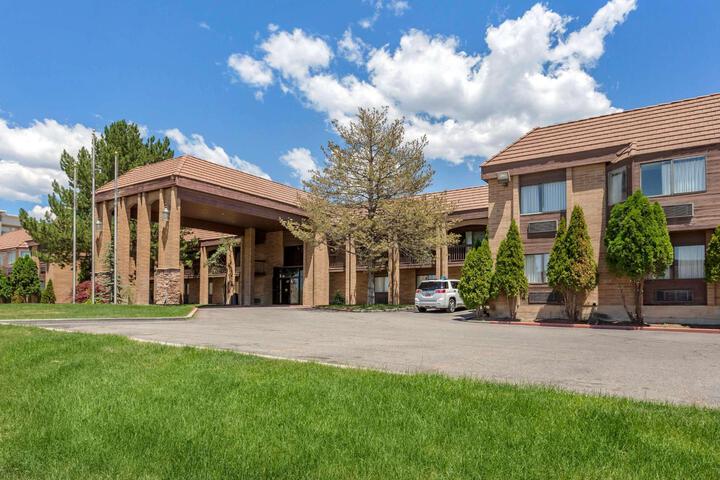 Econo Lodge Inn & Suites