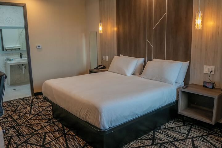 Comfeeni Inn and Suites