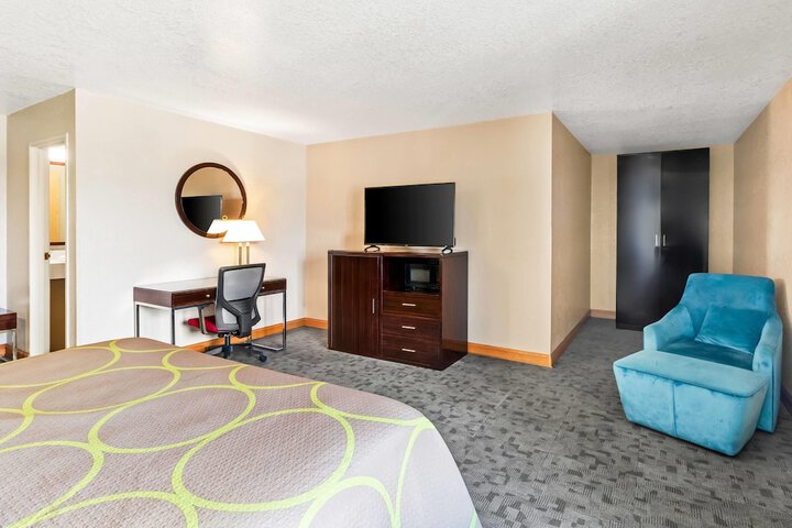 Super 8 by Wyndham Uniontown PA