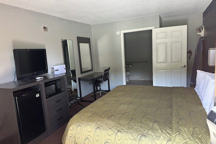 Clairmont Inn & Suites Warren