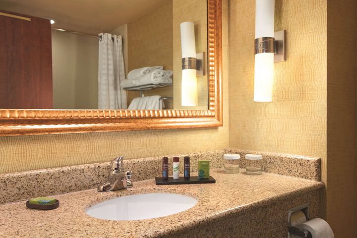 Embassy Suites by Hilton E Peoria Riverfront Conf Center