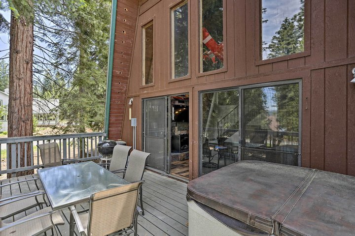 Chester Cabin w / Deck - Walk to Lake + Golfing!
