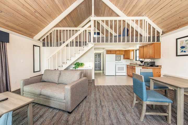 Oyster Bay Inn & Suites