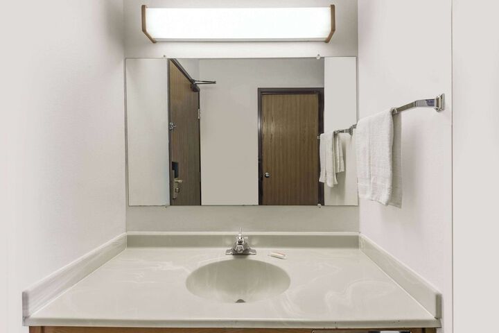 Super 8 by Wyndham Coshocton Roscoe Village