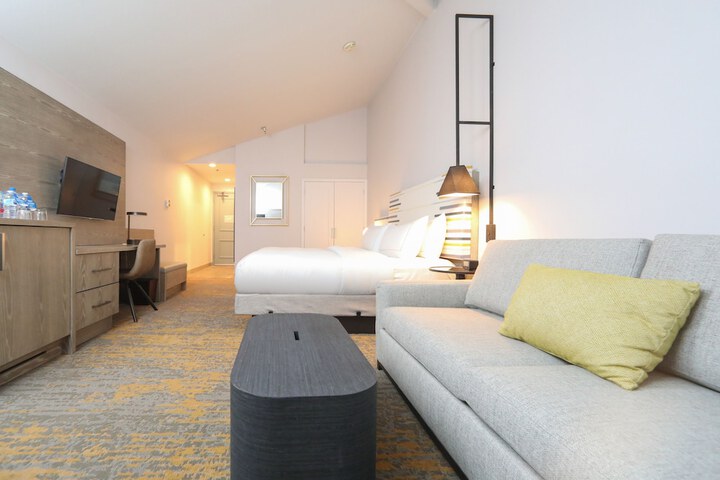 Room 32 of 62