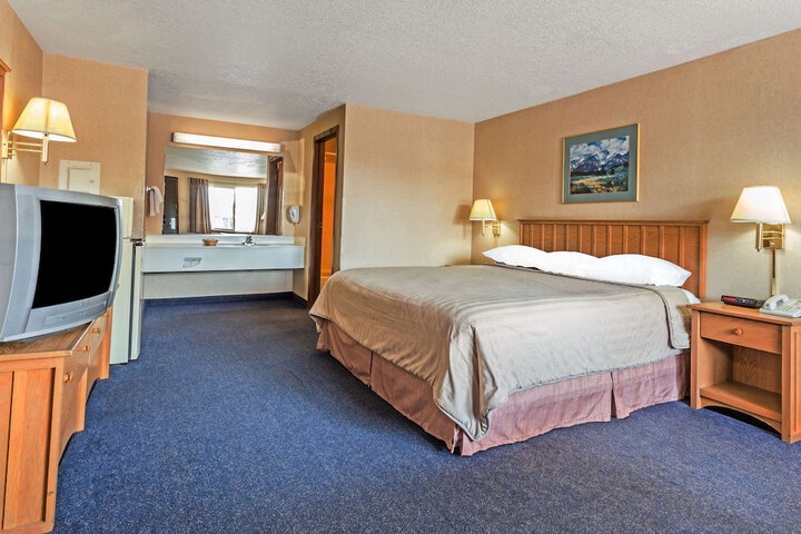 Room 11 of 16