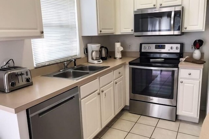 South Facing Pool For All Day Sun! 3 Bedroom Home by RedAwning