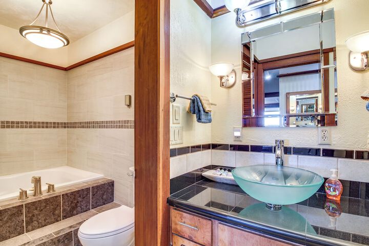 Enchanting Coos Bay Sanctuary w / Lush Views!