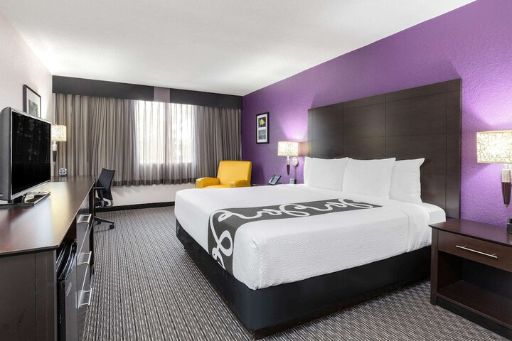 La Quinta Inn & Suites by Wyndham Clifton / Rutherford