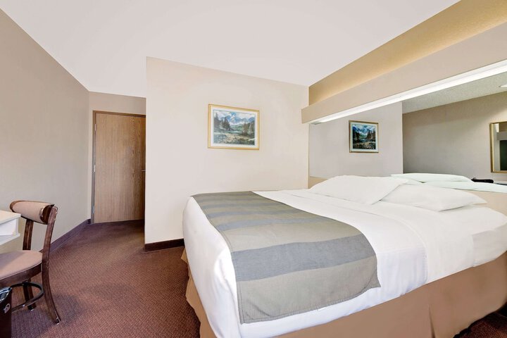 Room 5 of 16