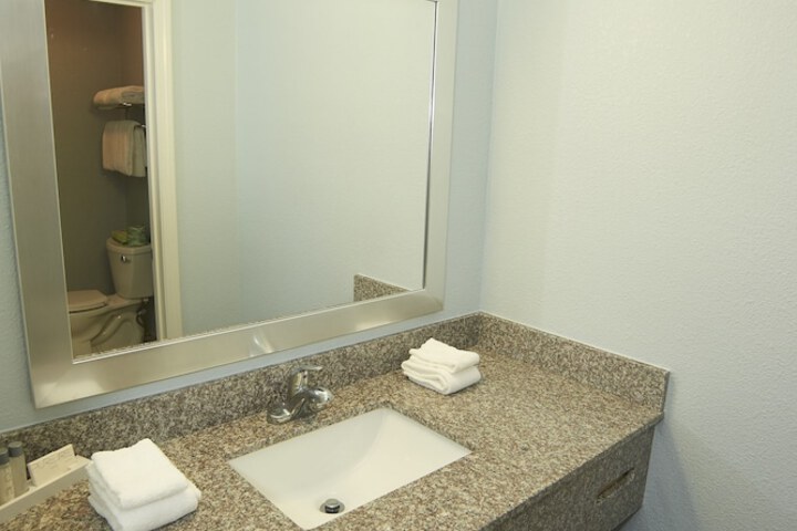 Room 40 of 83