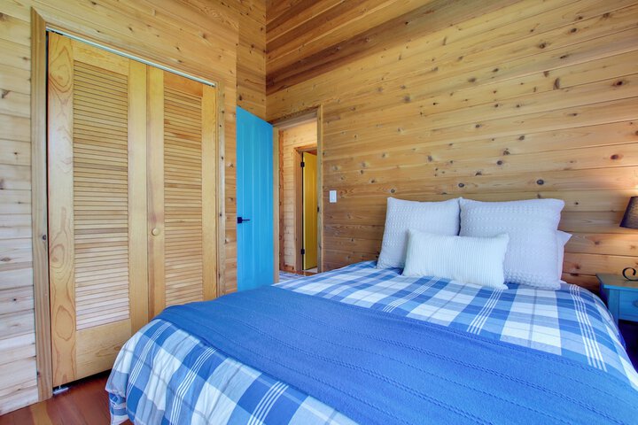 Serene Washington Island Getaway w / Private Beach!