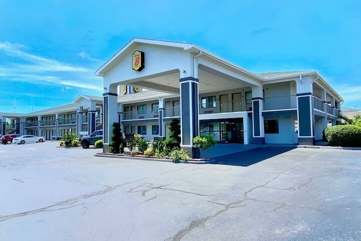 Super 8 by Wyndham Prattville Montgomery