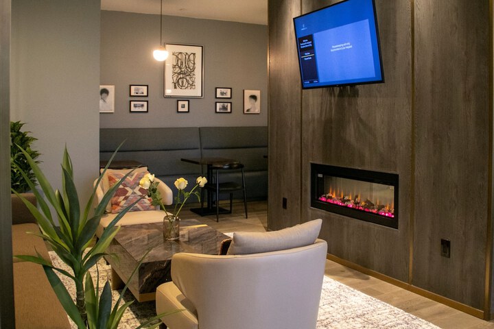 Lounge 124 of 145