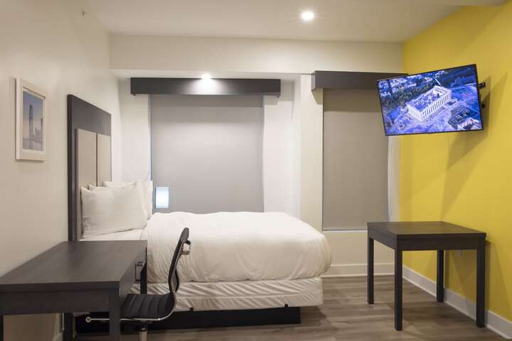 Room 13 of 18