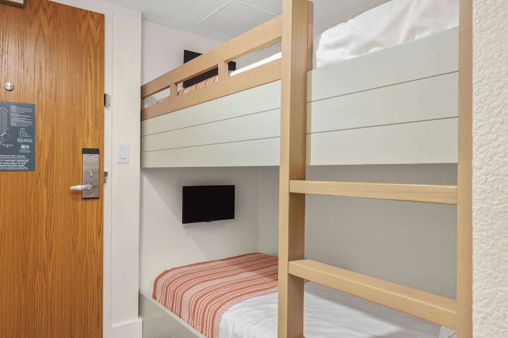 Room 27 of 172