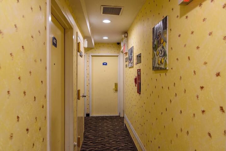 Ballroom/Hall 35 of 36