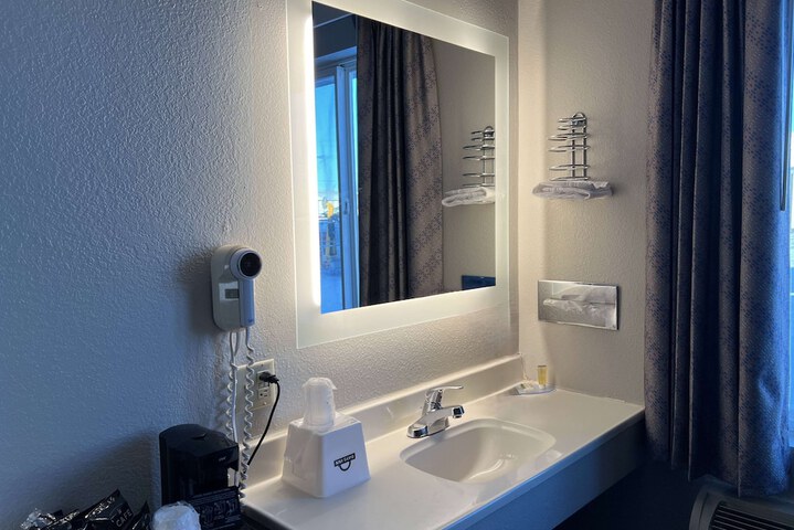 Room 27 of 34