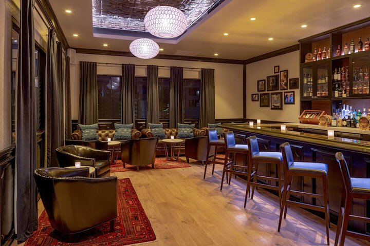 Lounge 84 of 117