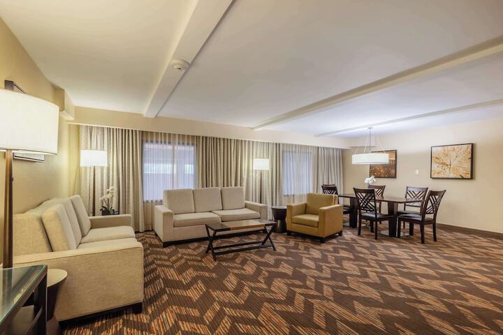 Room 6 of 28
