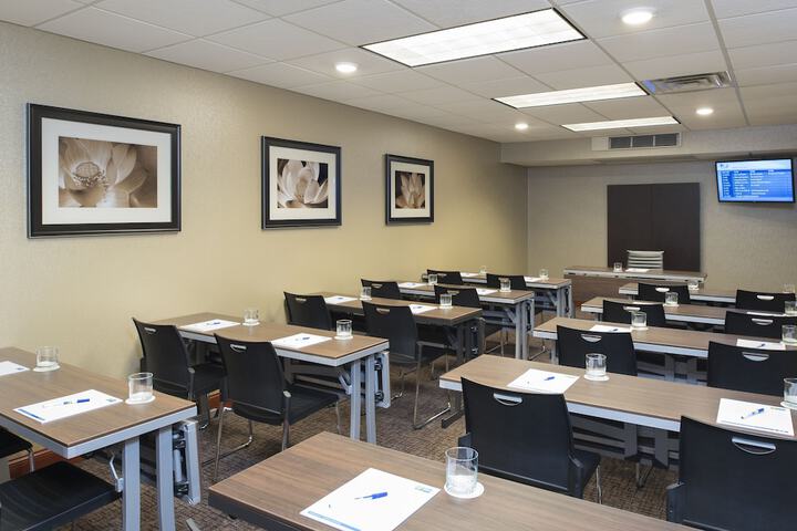 Holiday Inn Express Hotel & Suites Grand Rapids-North by IHG