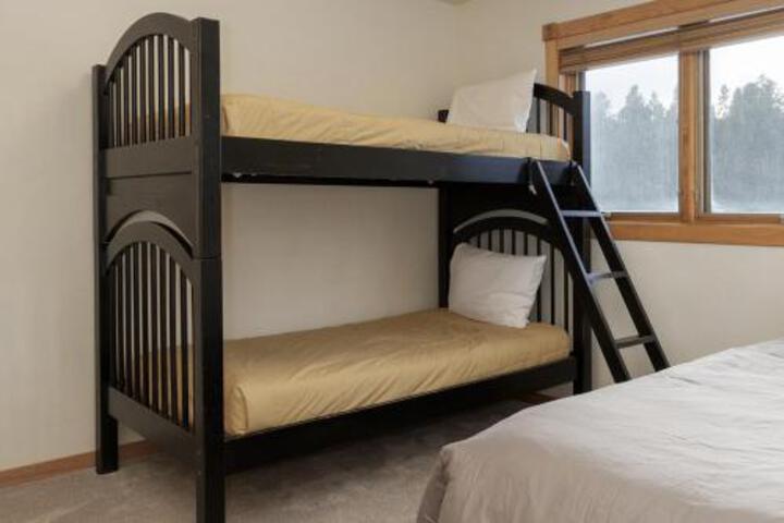 Mountain Peak 3.5 Bathrooms Home
