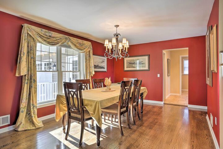 Beautiful Lakefront Retreat w / Deck & Views!