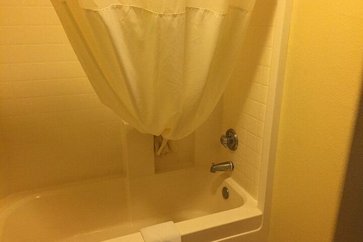 Days Inn & Suites by Wyndham Red Rock-Gallup