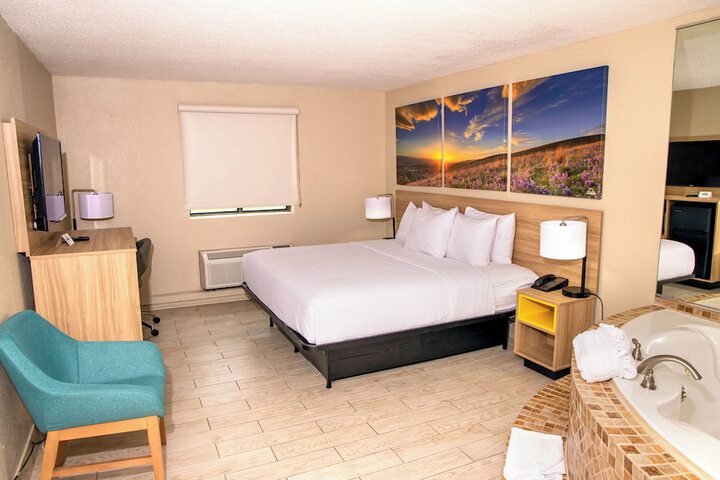 Days Inn and Suites by Wyndham Hammond IN